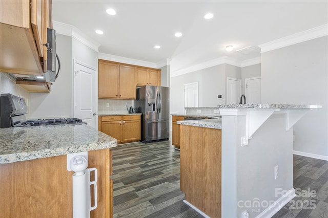 kitchen with dark wood-style floors, an island with sink, gas stove, stainless steel fridge, and crown molding