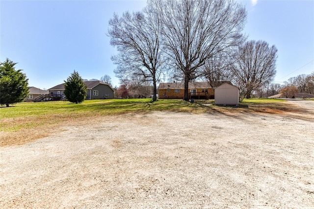 view of yard featuring a storage unit and an outdoor structure