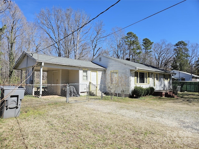 view of front of property featuring a front yard, fence, and a gate