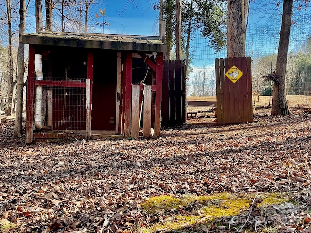 view of outdoor structure with an outbuilding