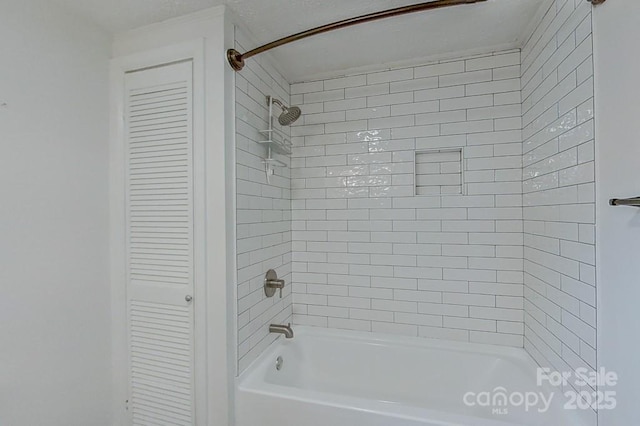 bathroom with bathtub / shower combination