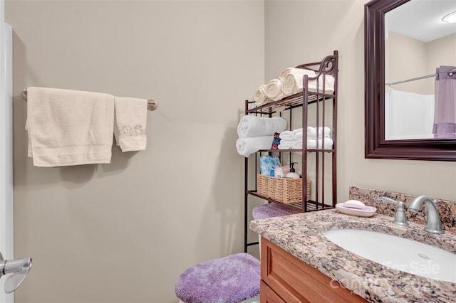 full bath with curtained shower and vanity