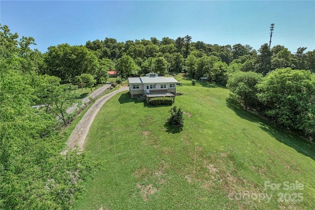 birds eye view of property featuring a forest view