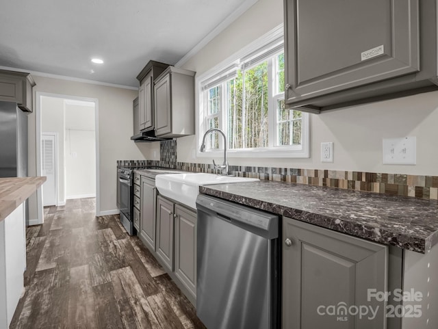 kitchen with dark wood-style flooring, crown molding, gray cabinets, appliances with stainless steel finishes, and a sink