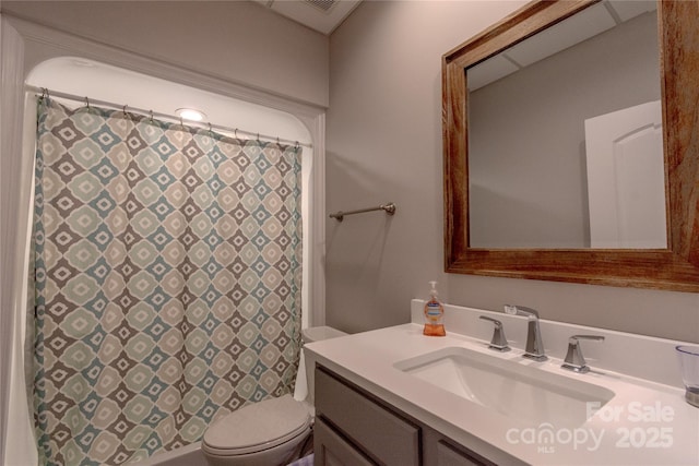 full bathroom with a shower with curtain, toilet, and vanity