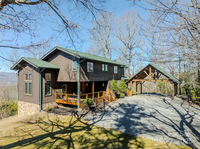 view of front of property featuring aphalt driveway and a shingled roof