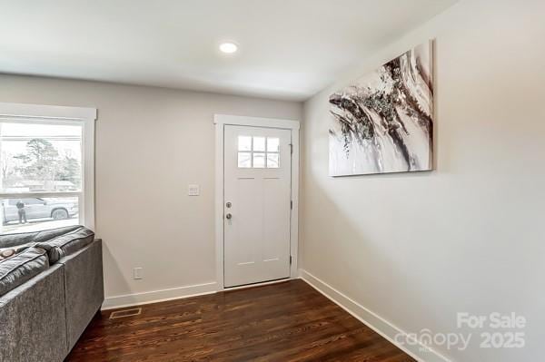 foyer with dark wood-type flooring, recessed lighting, visible vents, and baseboards