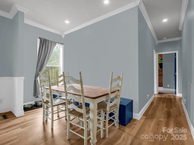 dining area with recessed lighting, light wood-type flooring, baseboards, and ornamental molding