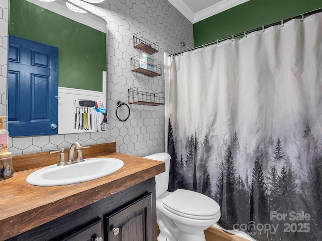 bathroom with vanity, a shower with shower curtain, crown molding, toilet, and tasteful backsplash