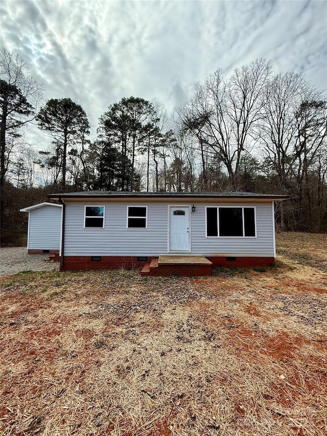 view of front of property featuring crawl space