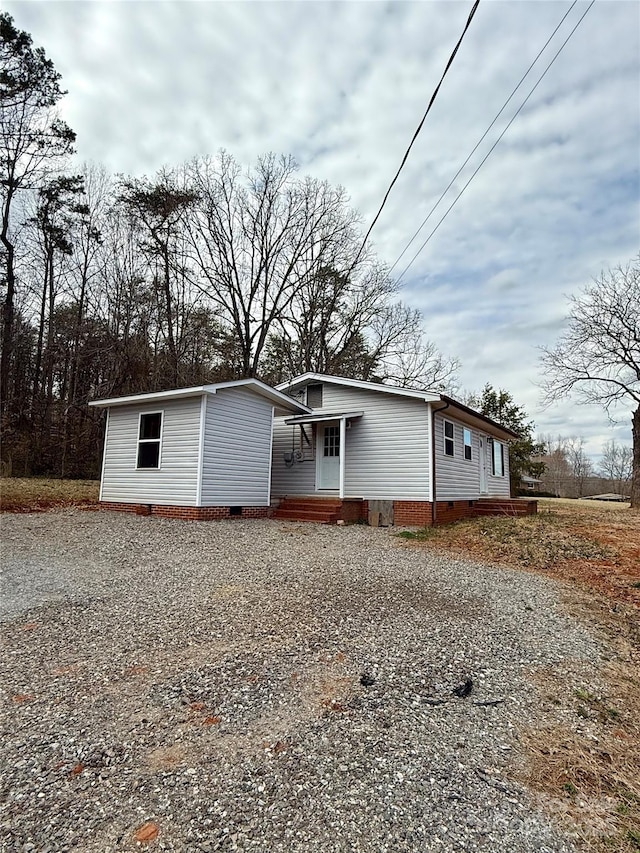 manufactured / mobile home with driveway and crawl space