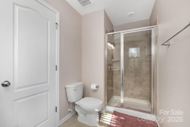 bathroom with toilet, a shower stall, visible vents, and baseboards