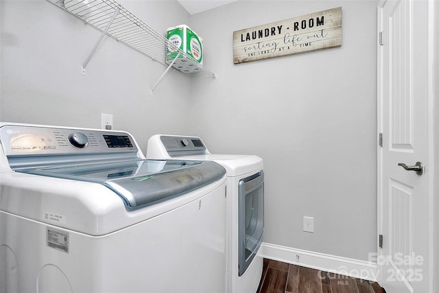 laundry room with laundry area, baseboards, dark wood-type flooring, and independent washer and dryer