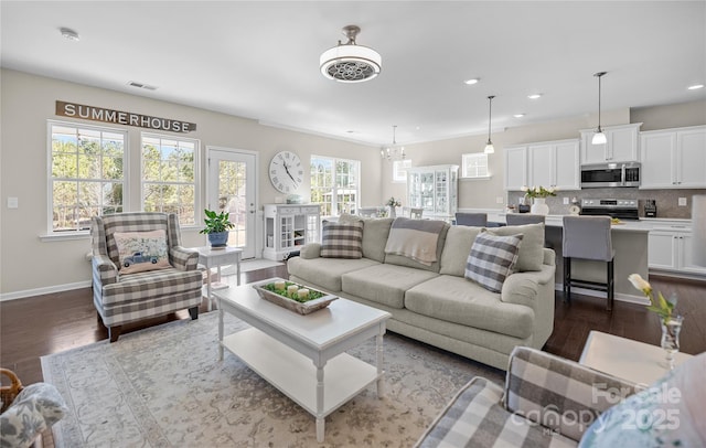 living room with dark wood-type flooring, recessed lighting, visible vents, and baseboards