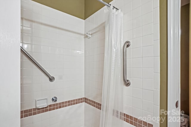 full bathroom featuring a tile shower