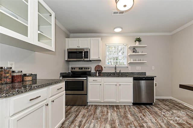 kitchen featuring visible vents, ornamental molding, stainless steel appliances, and a sink