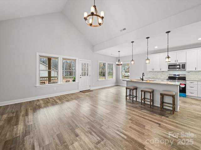 kitchen with visible vents, tasteful backsplash, a notable chandelier, and appliances with stainless steel finishes