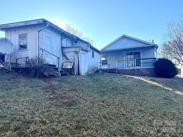 view of front of house featuring a porch and a front yard