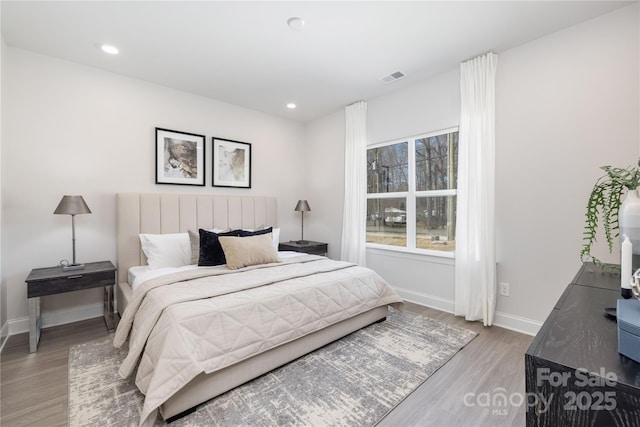 bedroom featuring visible vents, recessed lighting, baseboards, and wood finished floors