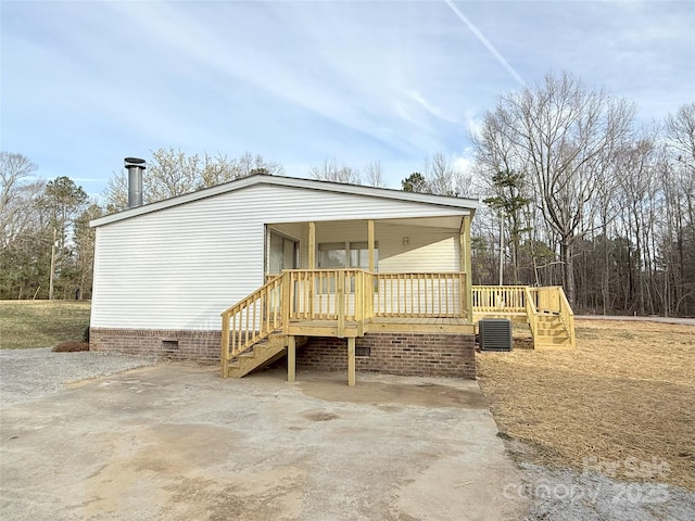 manufactured / mobile home featuring crawl space