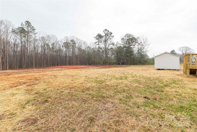 view of yard featuring an outdoor structure