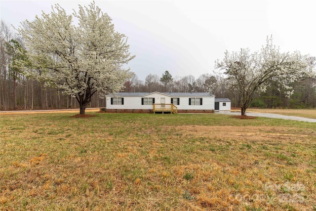 manufactured / mobile home with crawl space and a front yard