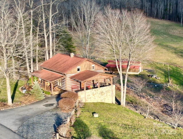 view of front facade with driveway and an outdoor structure