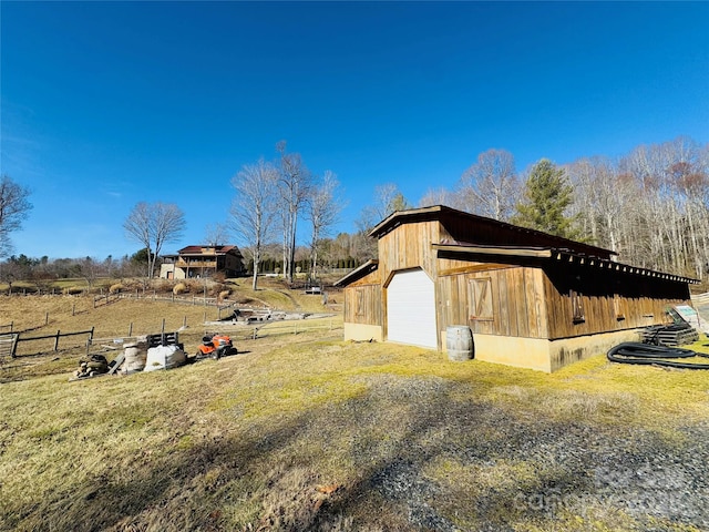 view of outdoor structure featuring driveway and an outdoor structure