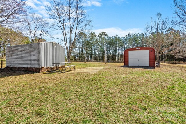 view of yard with an outbuilding and a garage