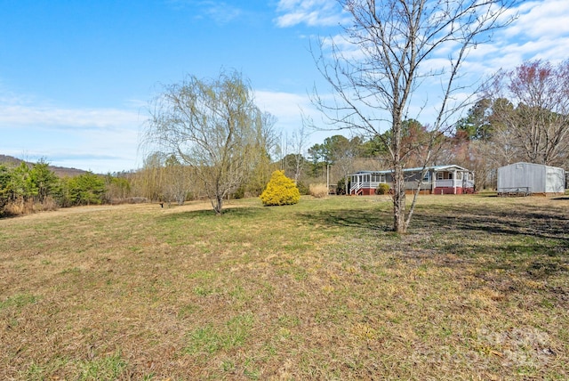 view of yard featuring an outbuilding