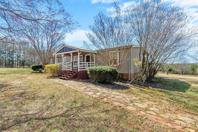 view of front of home featuring a porch and a front yard