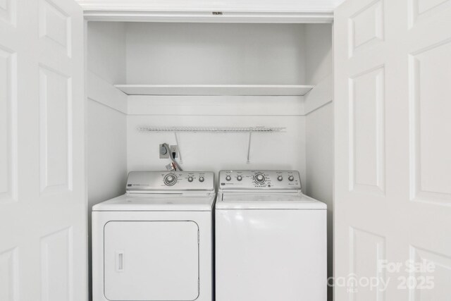 laundry room with laundry area and washing machine and dryer