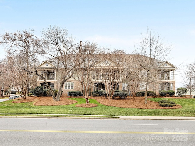 view of front of house featuring a front yard