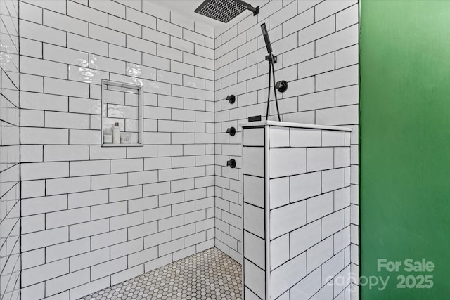 bathroom featuring tiled shower