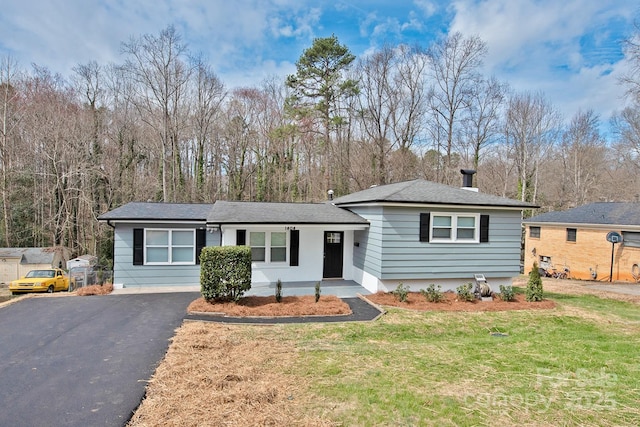 view of front of property with driveway and a front yard