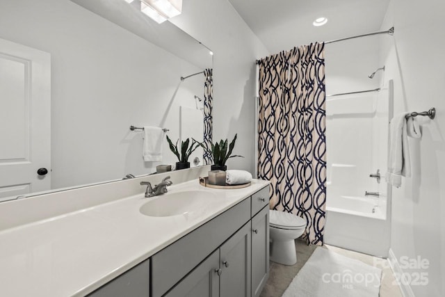 bathroom featuring recessed lighting, shower / bath combo with shower curtain, toilet, and vanity