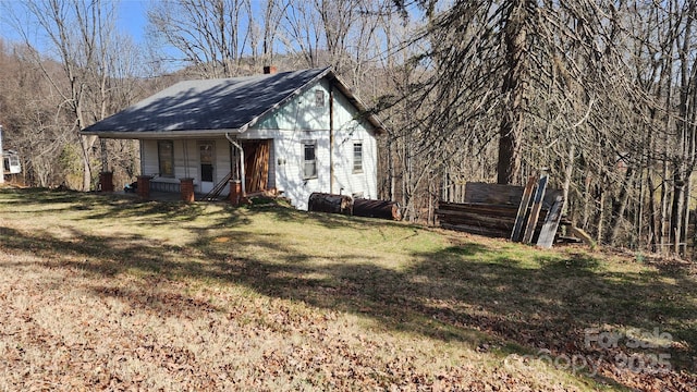 view of front of house featuring a porch and a front lawn