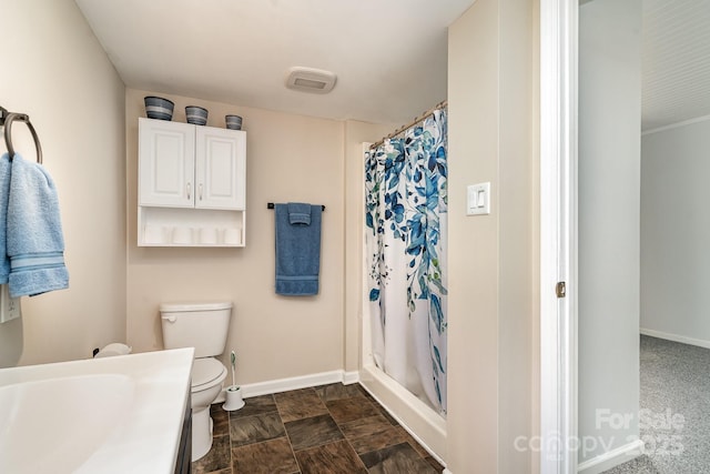 full bathroom featuring visible vents, baseboards, stone finish floor, curtained shower, and toilet