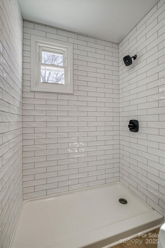 full bathroom featuring tiled shower