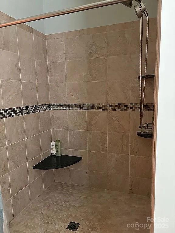 bathroom featuring tiled shower