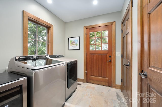 laundry room with laundry area and independent washer and dryer