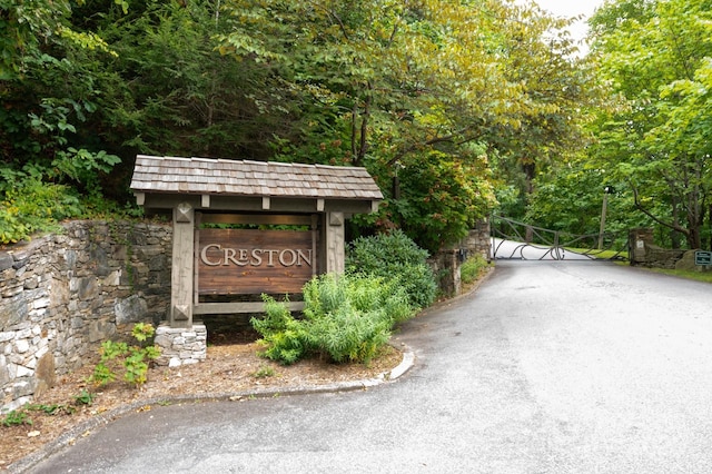 community / neighborhood sign featuring a gate