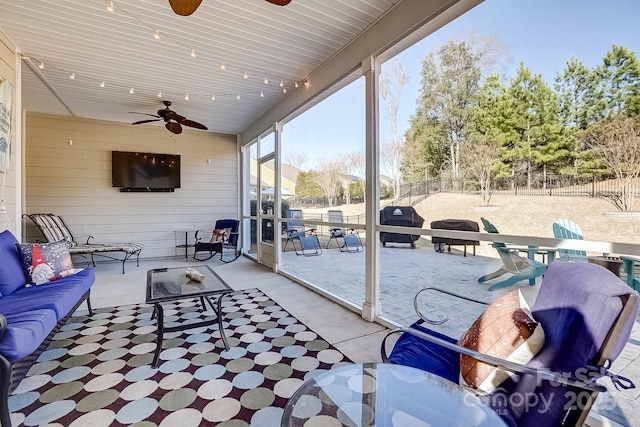 sunroom with ceiling fan