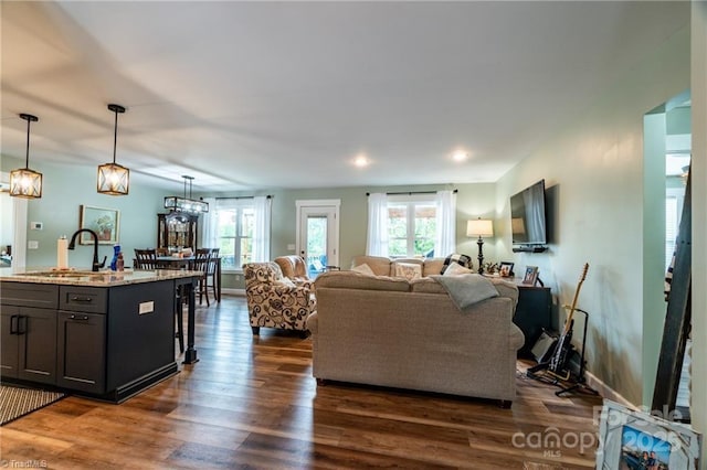 living area featuring recessed lighting, dark wood-style flooring, and baseboards