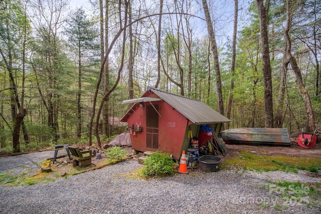 view of outdoor structure featuring an outdoor structure and a wooded view