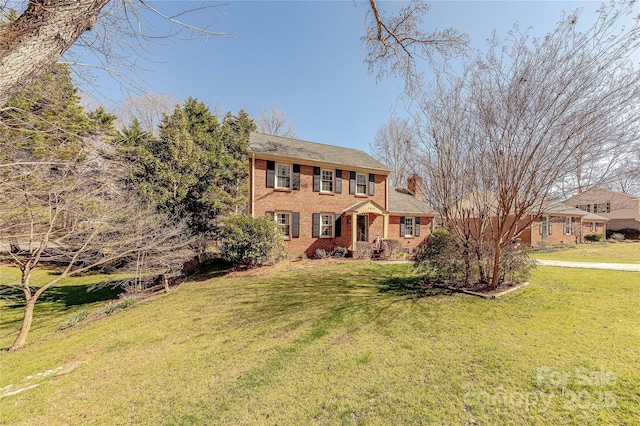 view of front of home featuring brick siding and a front yard