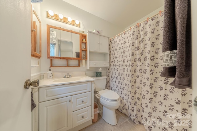 full bathroom featuring tile patterned flooring, toilet, vanity, and a shower with curtain