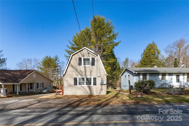 view of front of home featuring a gambrel roof