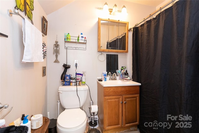 full bathroom with a shower with shower curtain, vanity, and toilet