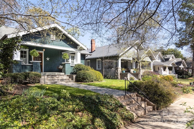craftsman house featuring a front lawn and covered porch